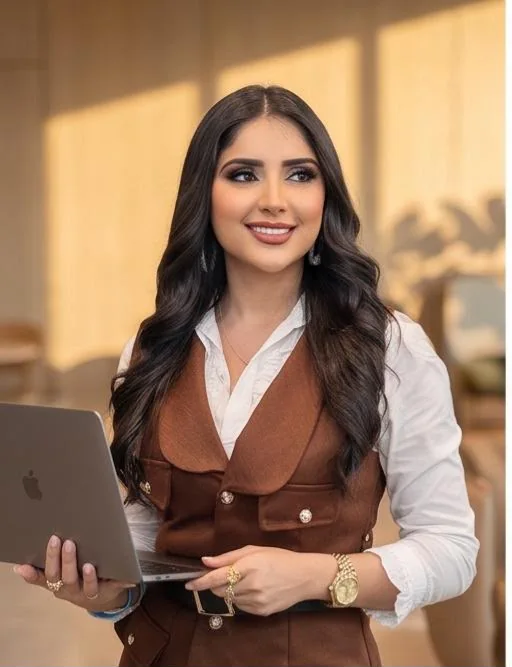 Jeinny García trabajando con un portátil en la oficina
